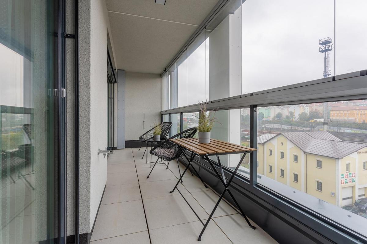 Yellow Apartment With Parking Prag Eksteriør billede